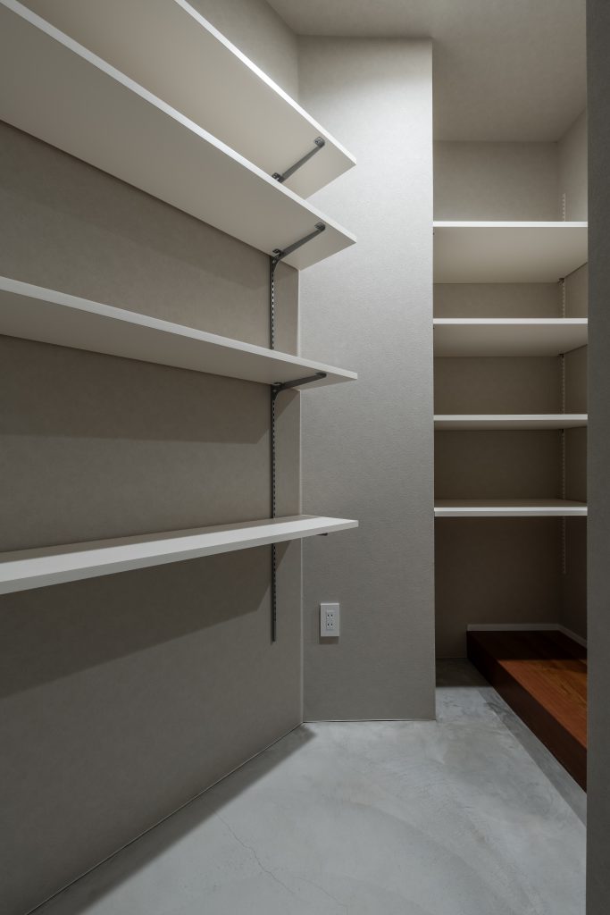 パントリーに続く土間収納の写真