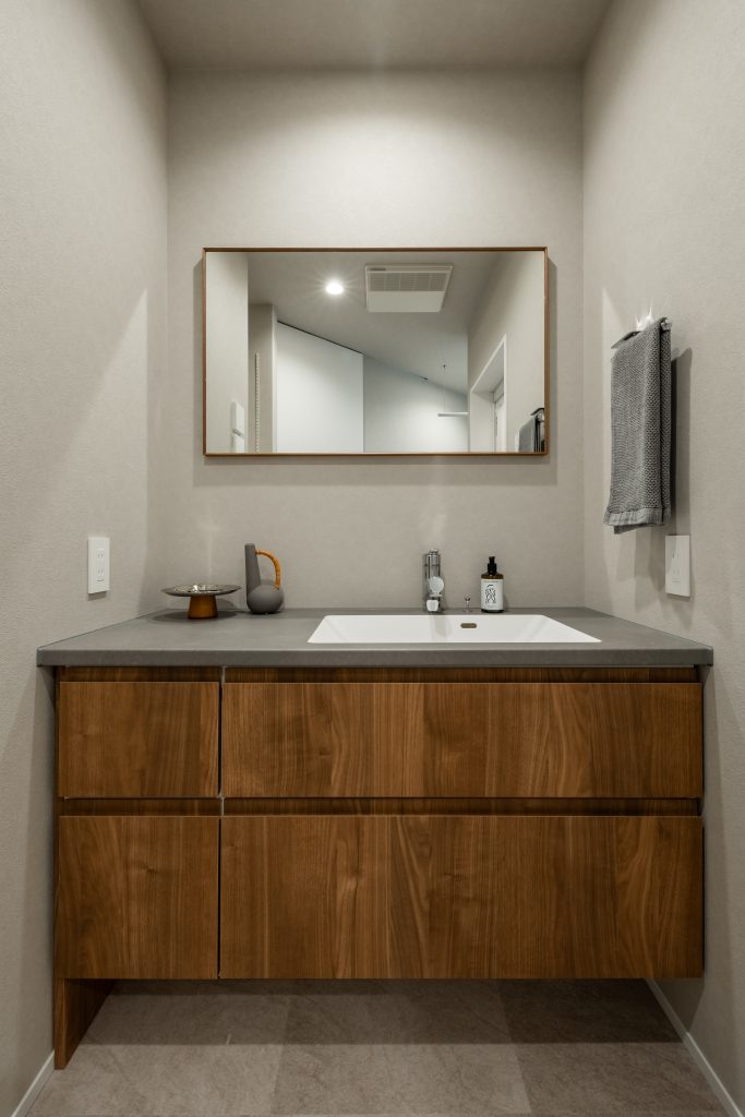 おしゃれな造作洗面の写真