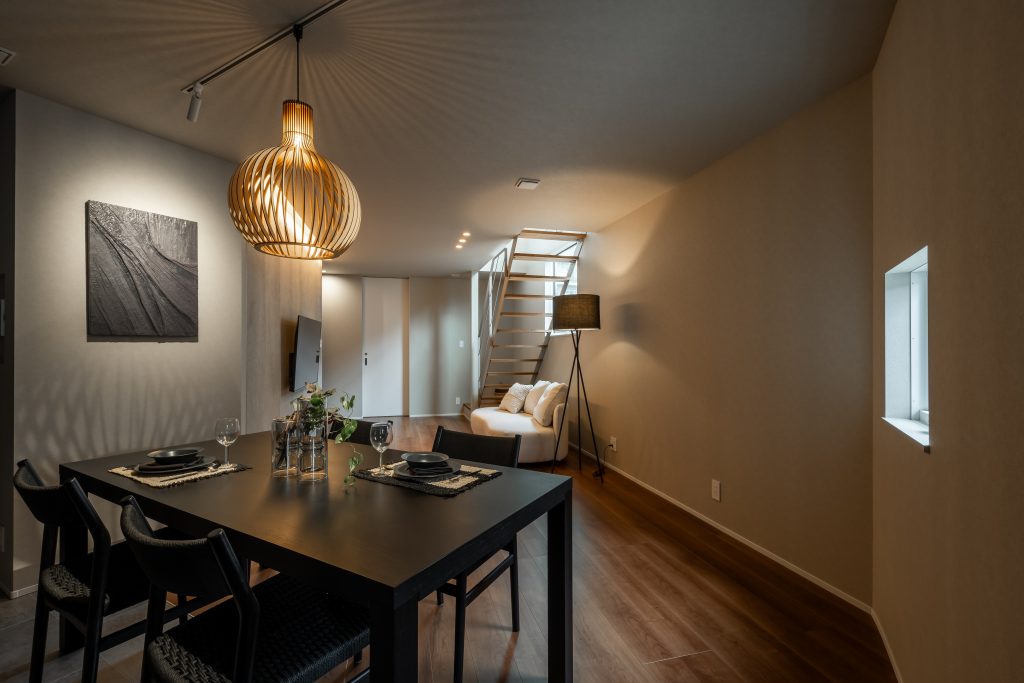 家デコのモデルハウス。キッチンからリビングを見た様子