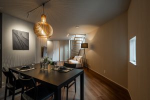 家デコのモデルハウス。キッチンからリビングを見た様子