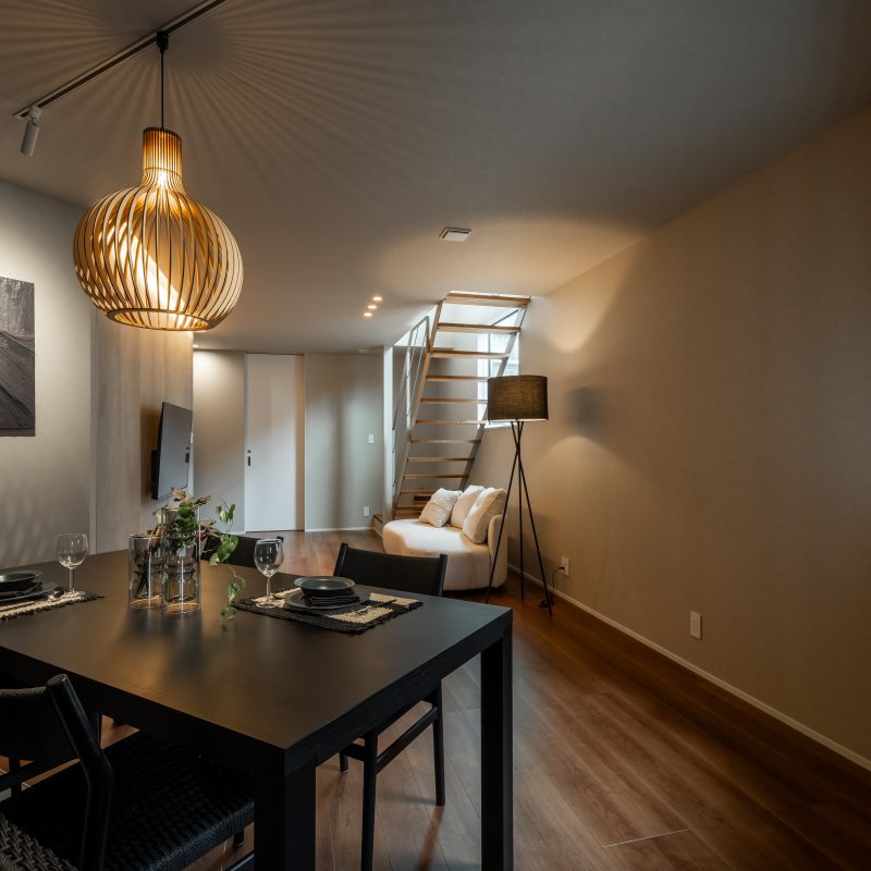 家デコのモデルハウス。キッチンからリビングを見た様子