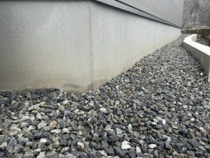 家デコモデルハウス「皆賀の家」の草抜き後の様子