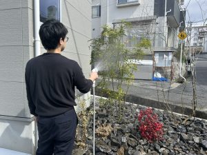 「皆賀の家」の植栽に水やりをしている様子