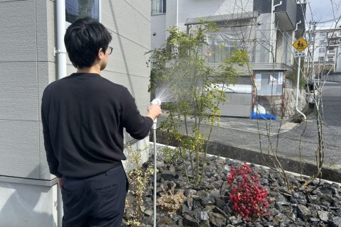 「皆賀の家」の植栽に水やりをしている様子