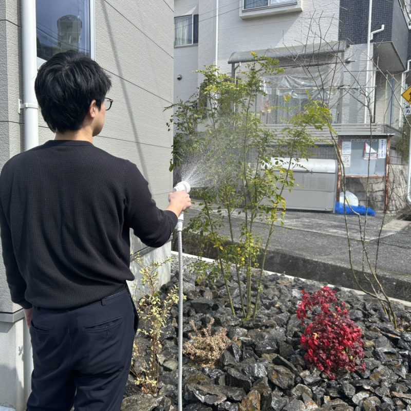 「皆賀の家」の植栽に水やりをしている様子