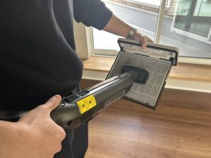 熱交換気システムのフィルターを掃除している様子