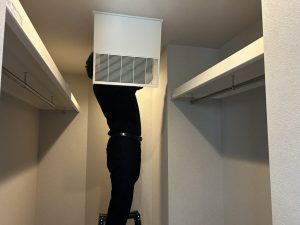 2階のWICの中にある熱交換気システムの掃除の様子