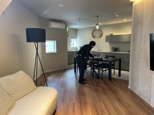 掃除機でキッチンの掃除をしている様子