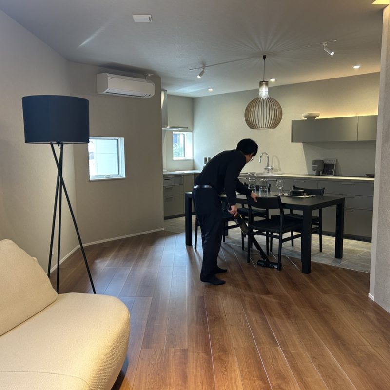 掃除機でキッチンの掃除をしている様子