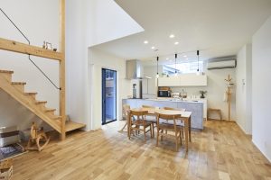 高気密高断熱の室内の様子。キッチン背面にエアコンが1台設置してある