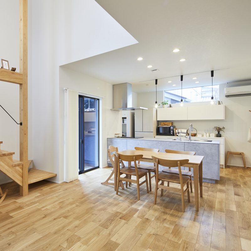 高気密高断熱の室内の様子。キッチン背面にエアコンが1台設置してある