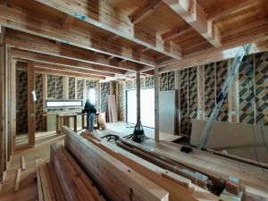 新築工事中の様子。LIXILの高性能断熱材SW(スーパーウォール)が充填させている