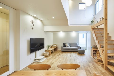 新築戸建のリビングと中二階