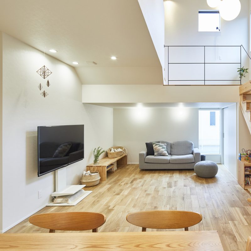 新築戸建のリビングと中二階