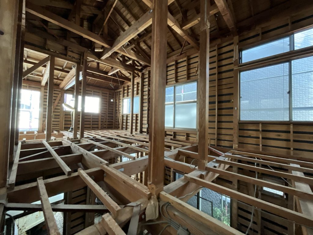 築43年の戸建て、性能向上リノベーションを行う際に室内を解体した様子