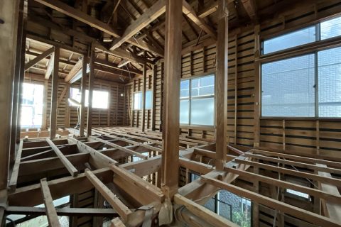 築43年の戸建て、性能向上リノベーションを行う際に室内を解体した様子