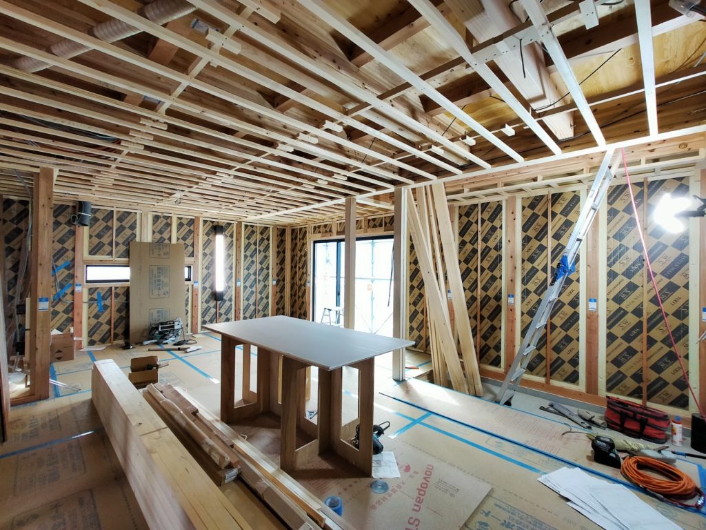 断熱材を施工している様子
